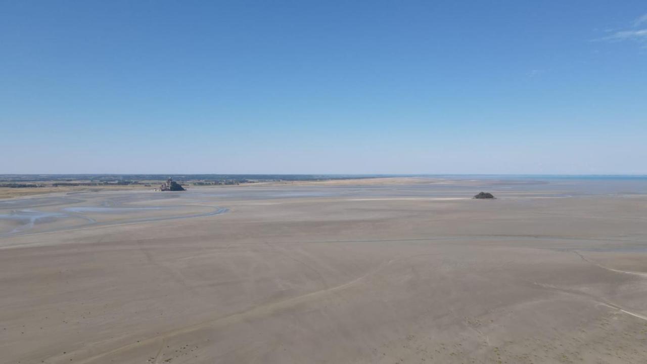 Gite De Charme "La Maison Saint-Leonard" Avec Piscine, Spa, Vue Sur Le Mont Saint-Michel Vains Exterior photo